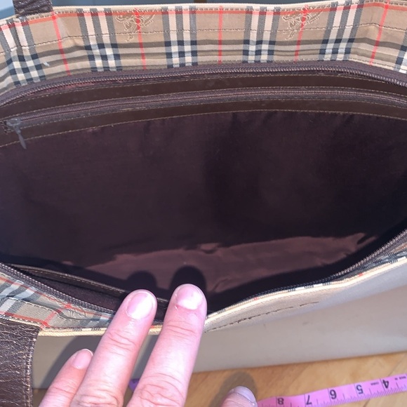 Burberry's Double Handle Large Beige Tote Shadow Horse Haymarket Check Trim GUC - Picture 8 of 13